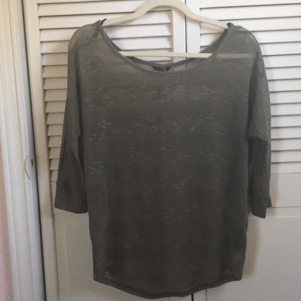 Quarter sleeve knit top